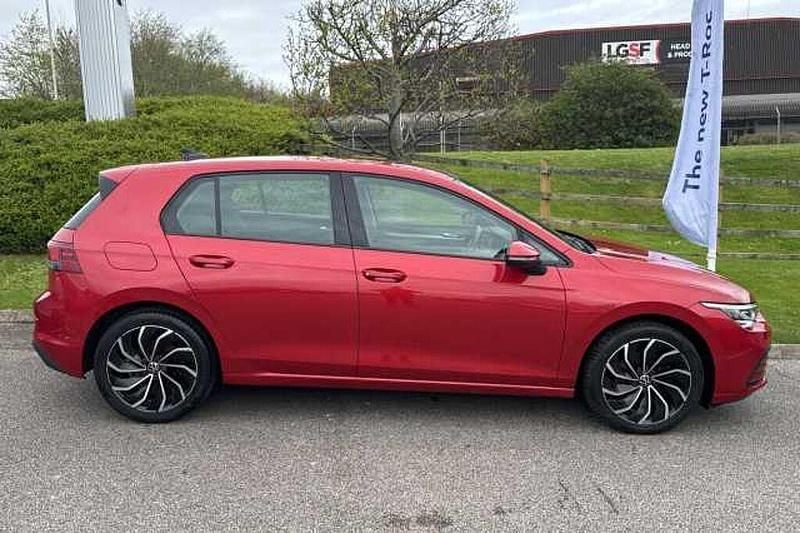 Used VW Golf VIII Life 150 HP (110 kW) 2023 Red Hatchback