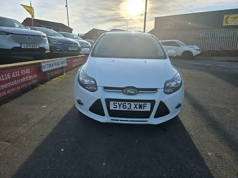 Used Ford Focus Zetec 2013 White Hatchback