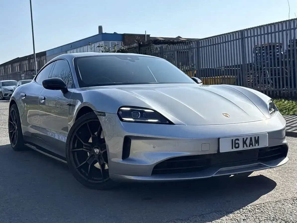 Begagnad Porsche Taycan 339 kW (462 HK) 2024 Silver Sedan