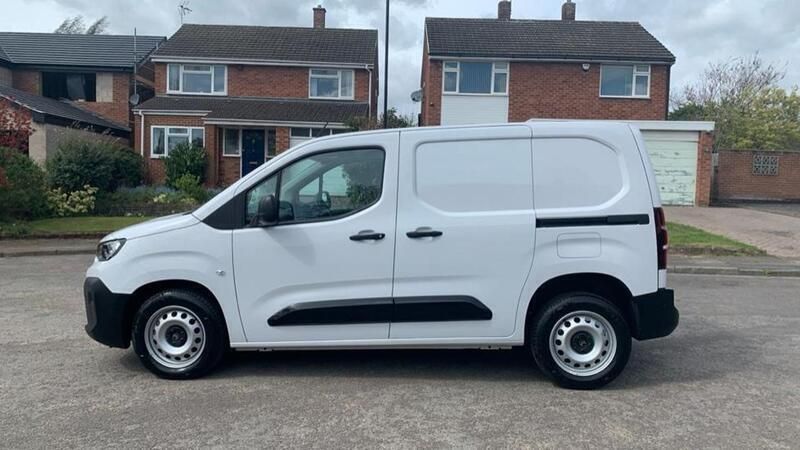 Used Citroën Berlingo PureTech 108 HP (79 kW) 2024 White MPV