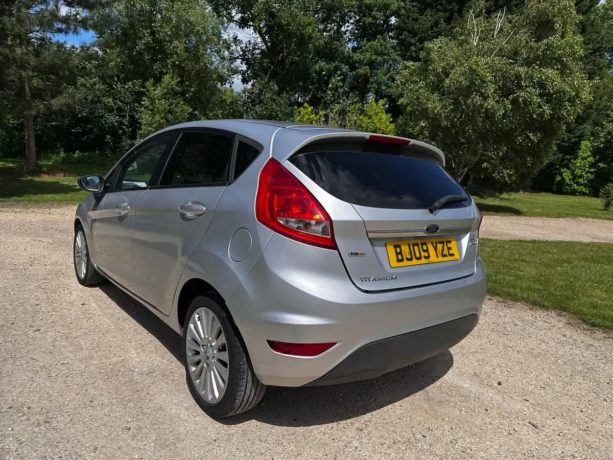 Used Ford Fiesta Titanium 89 HP (65 kW) 2009 Silver Hatchback