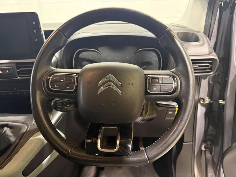 Usado Citroën Berlingo Flair 127 HP (93 kW) 2019 Cinzento Monovolume