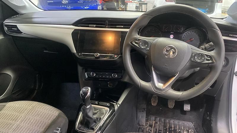 Used Vauxhall Corsa Design Edition 75 HP (55 kW) 2023 White Hatchback