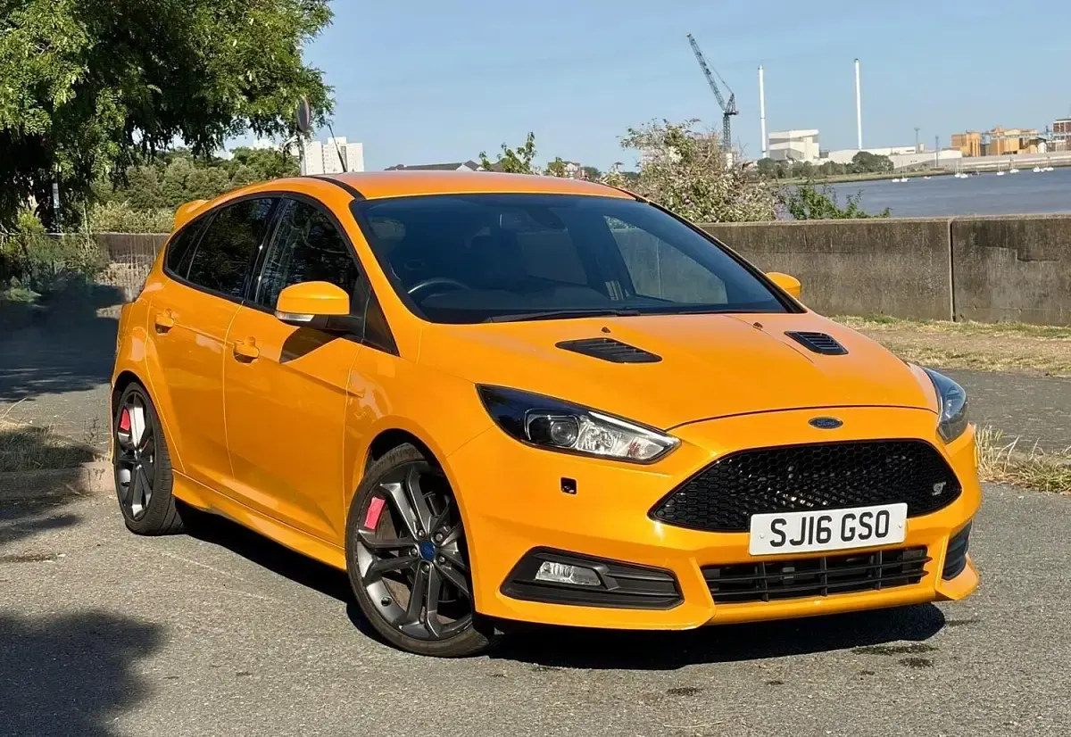 Used Ford Focus ST 185 HP (136 kW) 2016 Yellow Hatchback