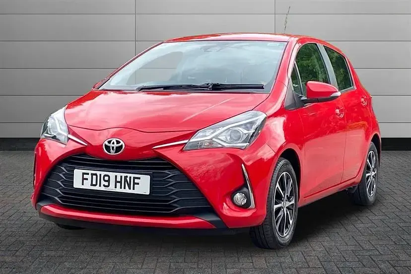 Begagnad Toyota Yaris 111 HK (81 kW) 2019 Röd Halvkombi