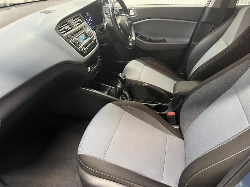 Used Hyundai i20 Premium 90 HP (66 kW) 2015 Blue Hatchback
