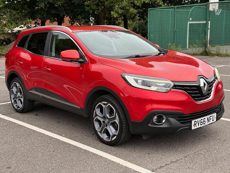 Red Used 2016 Renault Kadjar Dynamique SUV | £4,990 (Fair price) - Image 1/4