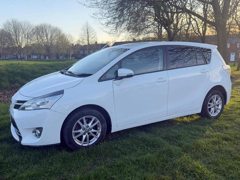 Usado Toyota Verso 112 HP (82 kW) 2014 Branco Monovolume