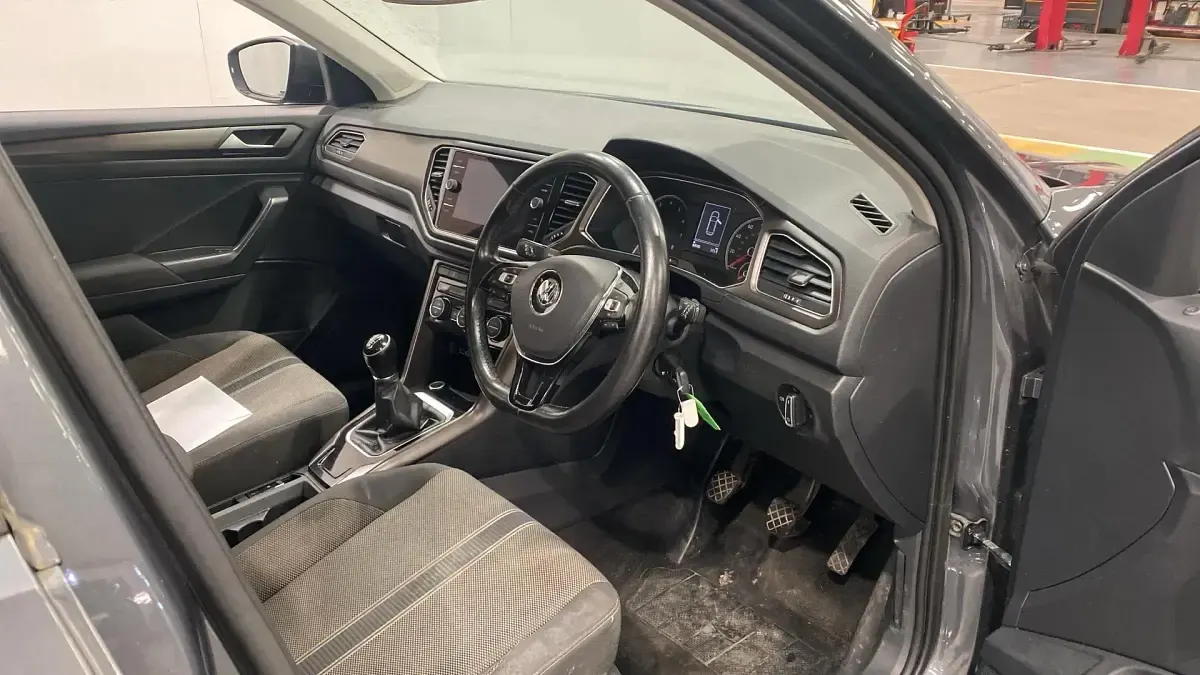 Used VW T-Roc SE 115 HP (84 kW) 2018 Grey SUV
