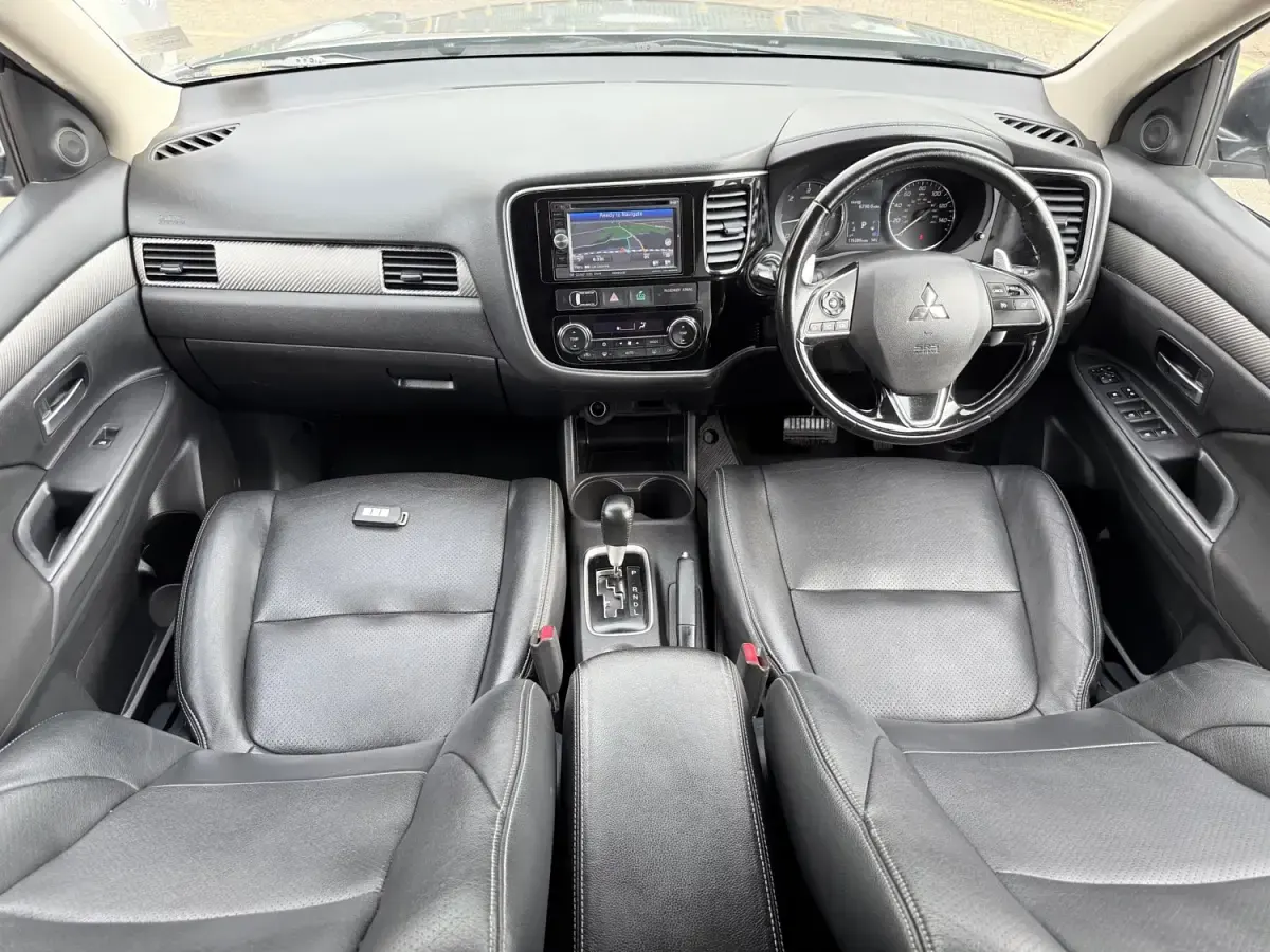 Usado Mitsubishi Outlander 147 HP (108 kW) 2016 Cinzento SUV