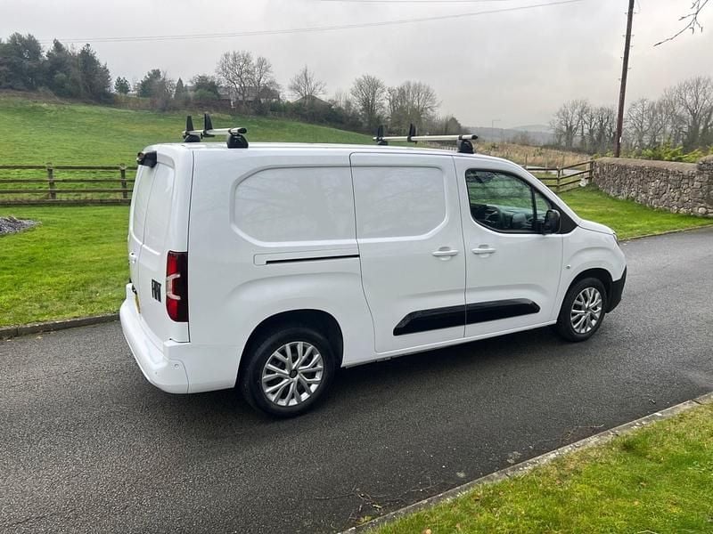 Usado Fiat Doblò 100 CV (73 kW) 2024 Blanco Monovolumen