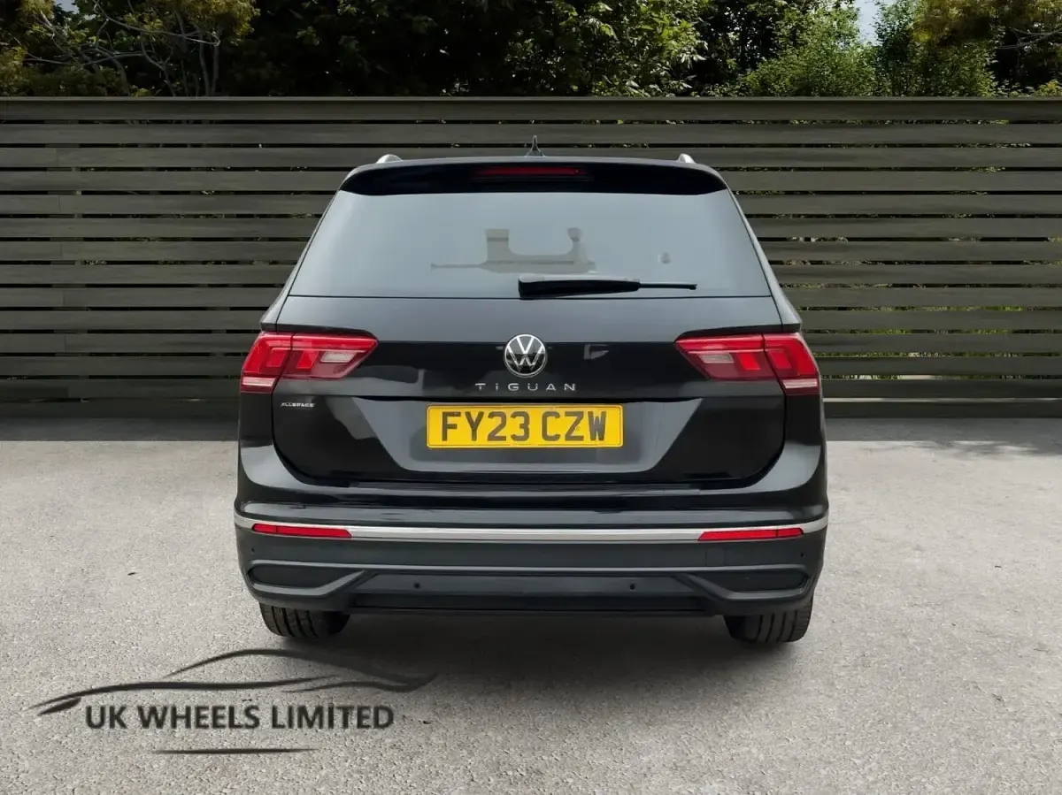 Used VW Tiguan Allspace Life 150 HP (110 kW) 2023 Black SUV