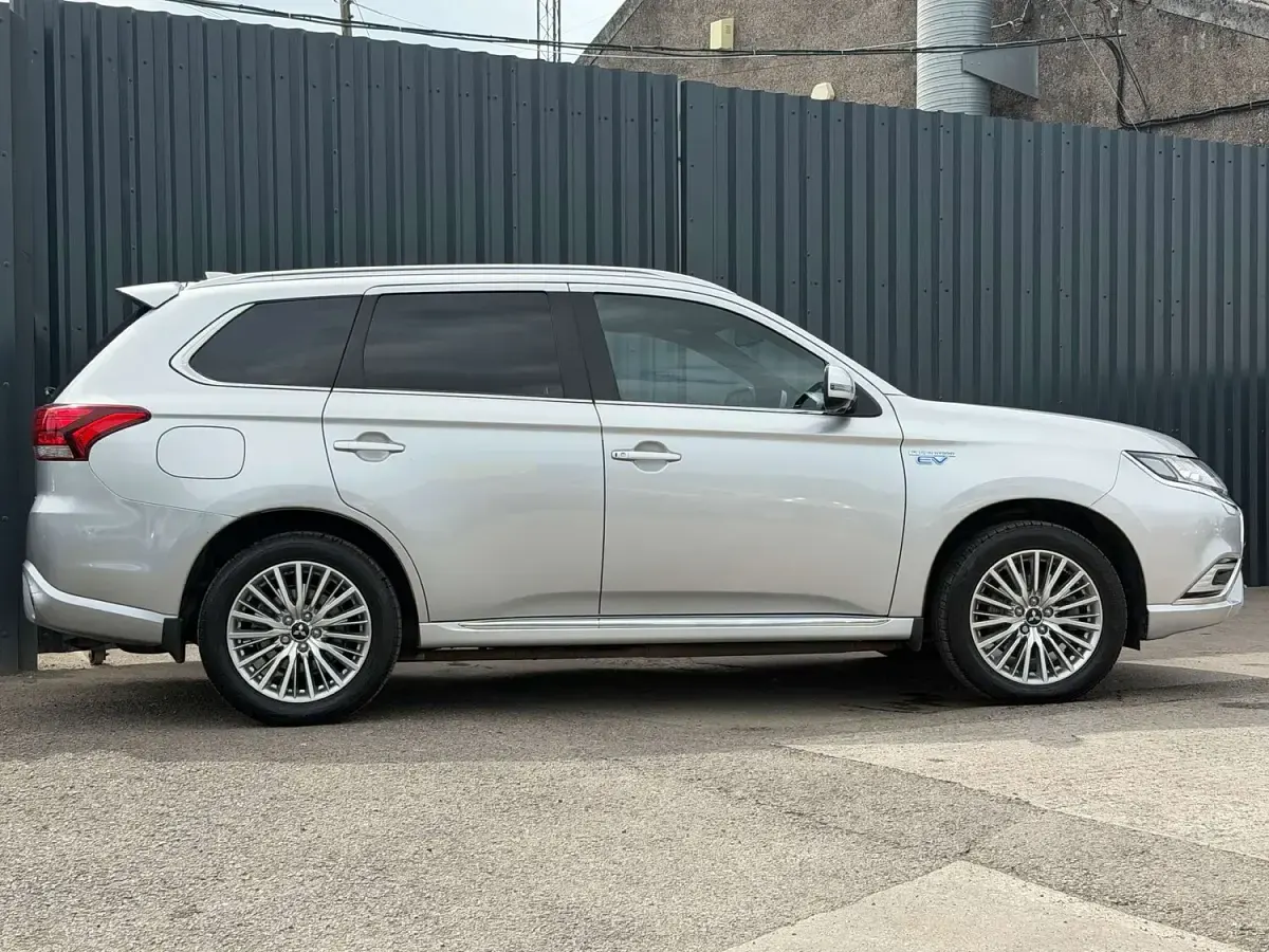 Used Mitsubishi Outlander P-HEV 2018 Silver SUV