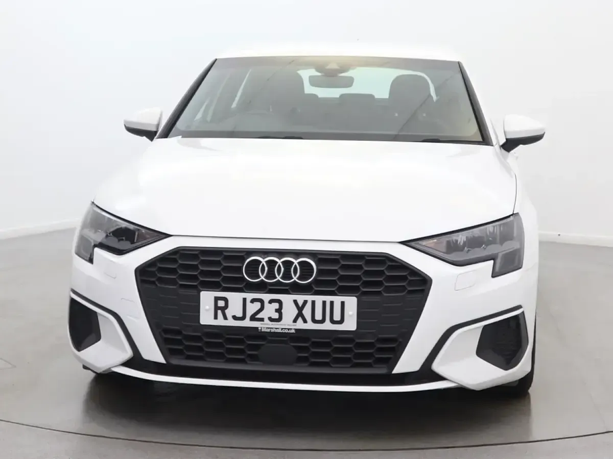 Używany Audi A3 Comfort 110 KM (80 kW) 2023 Biały Sedan/Limuzyna