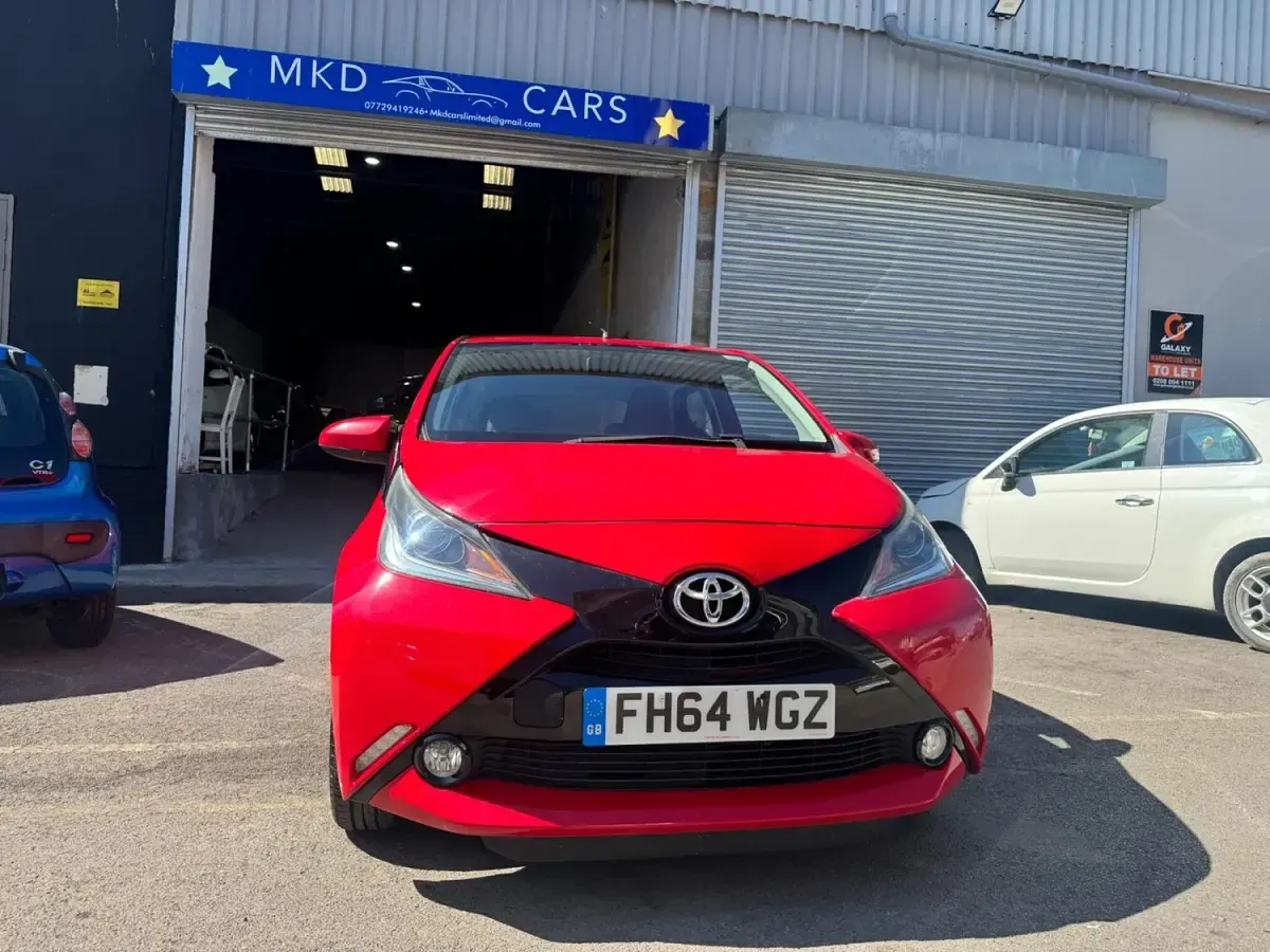 Used Toyota Aygo x-press 69 HP (50 kW) 2015 Red Hatchback