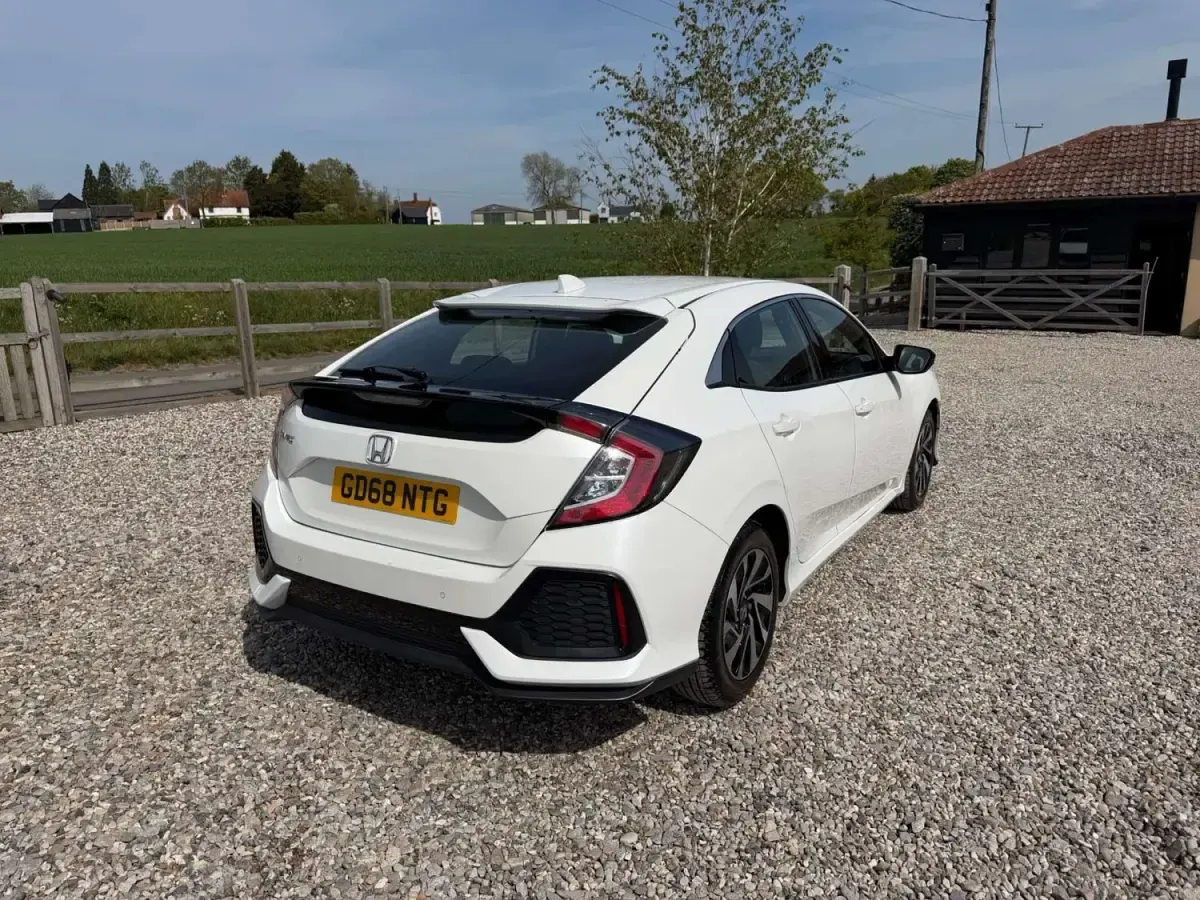 Używany Honda Civic SE 126 KM (92 kW) 2019 Biały Hatchback