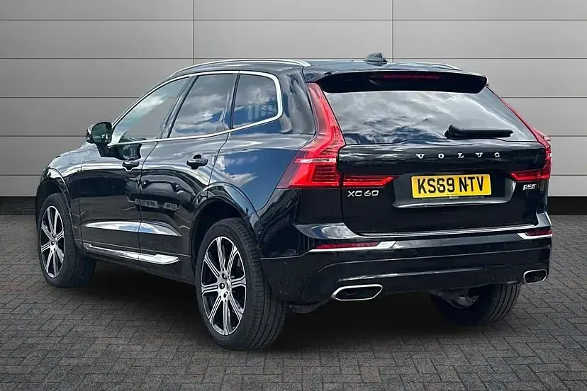 Used Volvo XC60 Inscription 235 HP (172 kW) 2019 Onyx black SUV