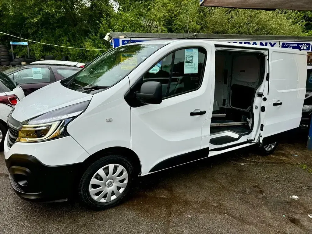 Used Renault Trafic Business 120 HP (88 kW) 2021 White MPV