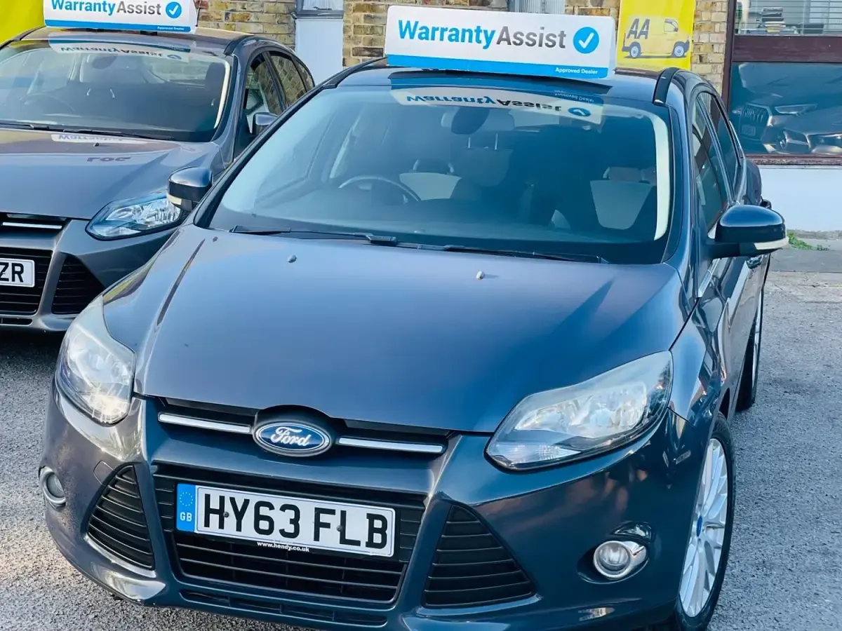 Usado Ford Focus Zetec 125 HP (91 kW) 2013 Cinzento Citadino