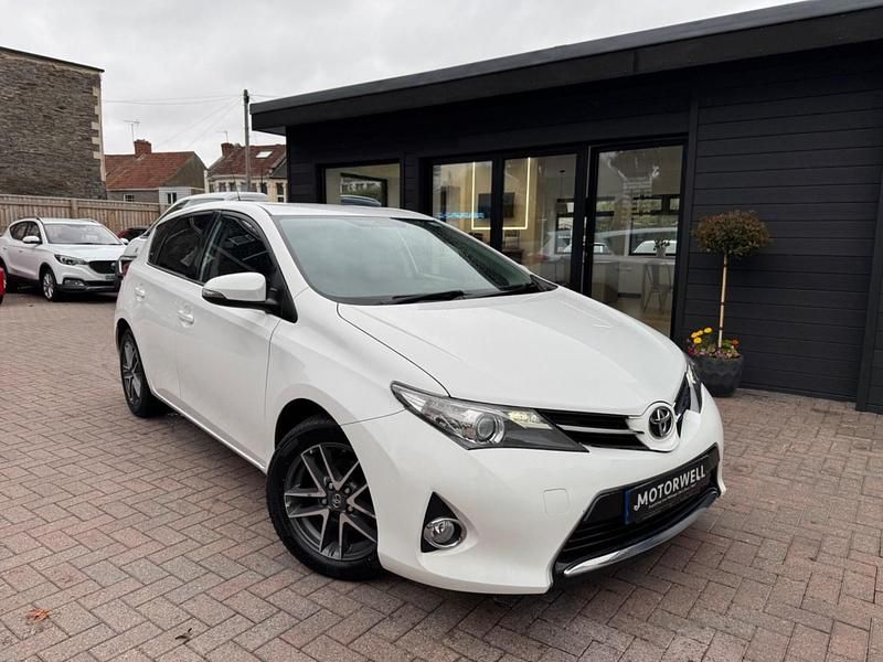 White Used 2014 Toyota Auris Plus Hatchback | £6,999 (Fair price) - Image 1/4
