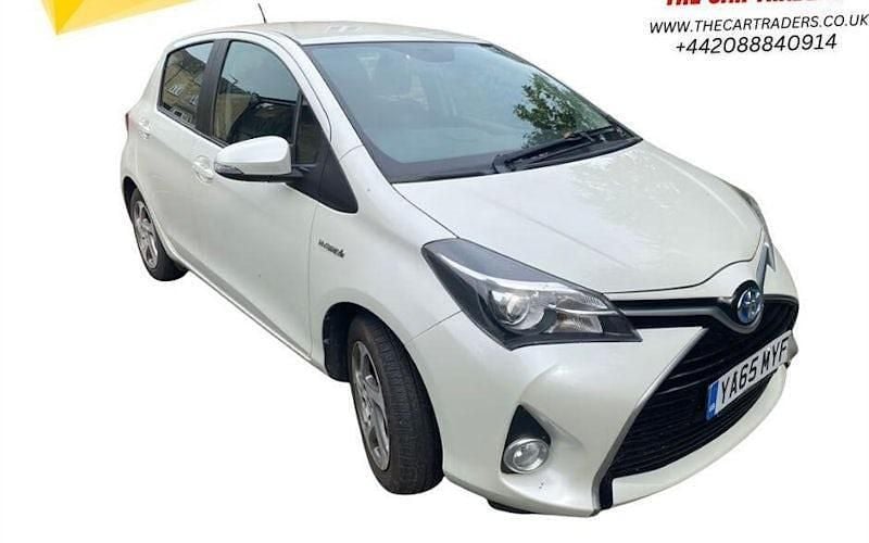 White Used 2016 Toyota Yaris Hybrid Hatchback | £8,788 (Fair price) - Image 1/3