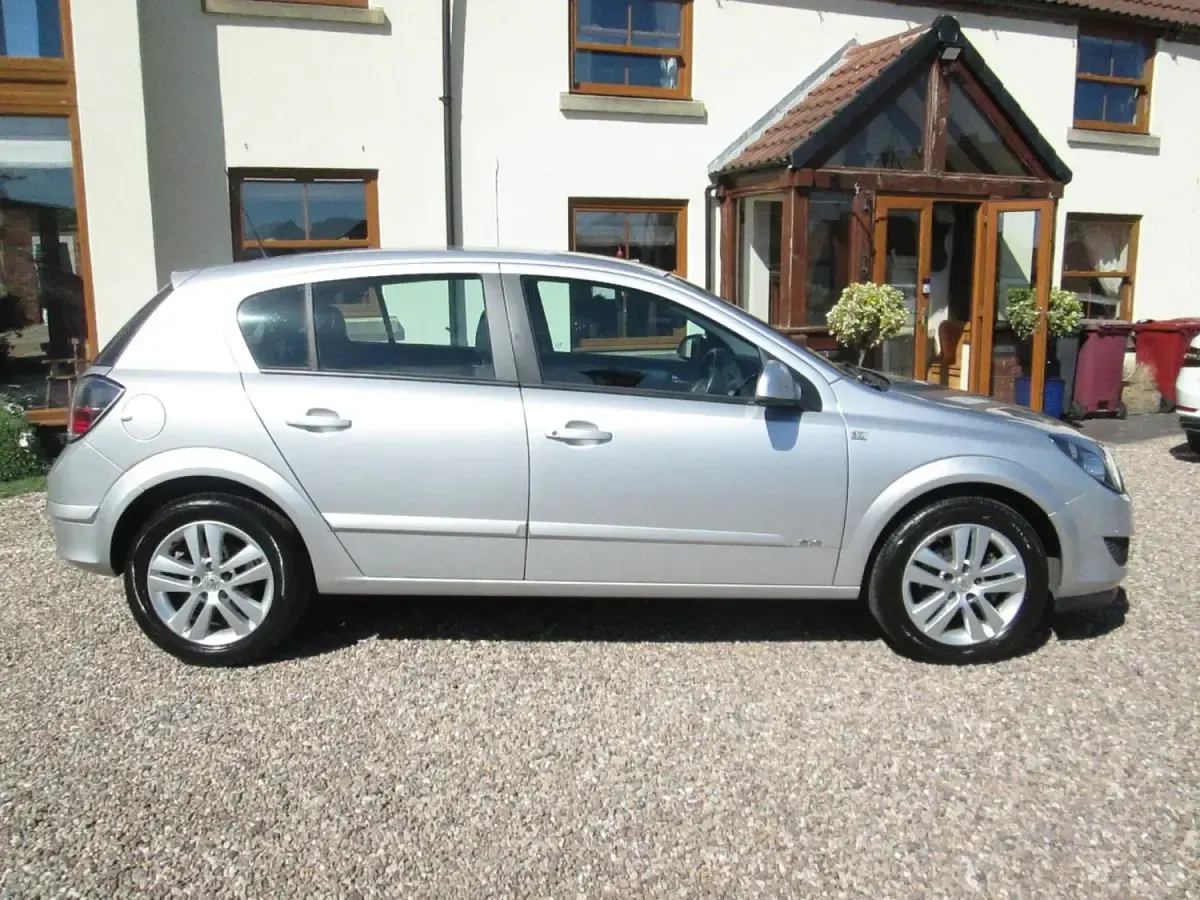 Second-hand Vauxhall Astra 2010 Argintiu Hatchback