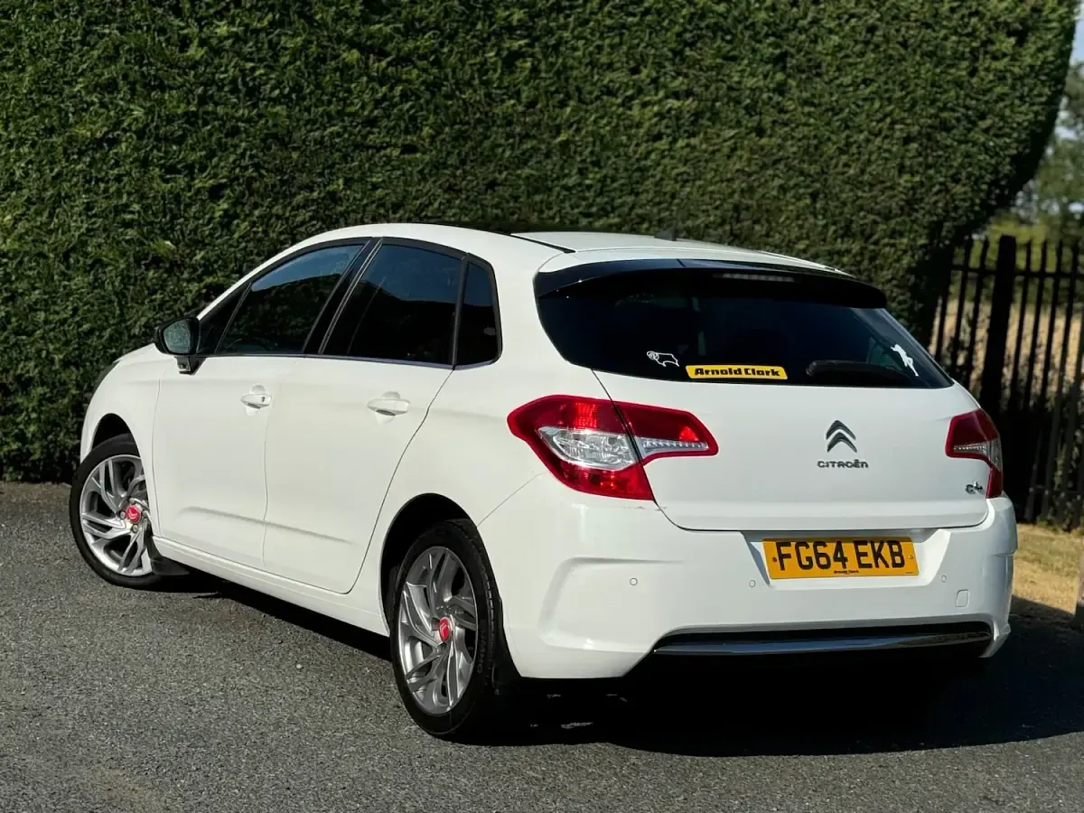 Used Citroën C4 SELECTION 88 HP (64 kW) 2014 White Hatchback