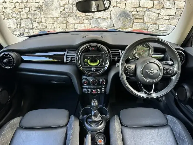 Used Mini Cooper Hatch 134 HP (98 kW) 2018 Red Hatchback