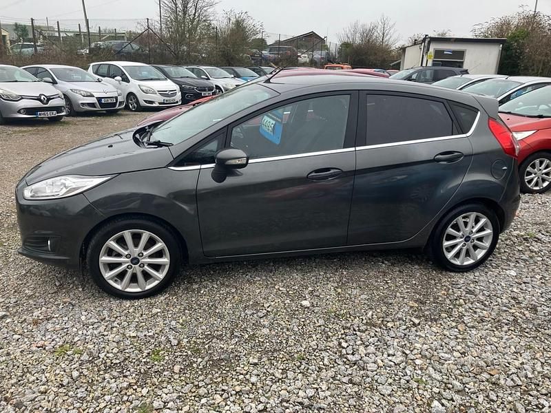 Begagnad Ford Fiesta Titanium 2015 Grå Halvkombi