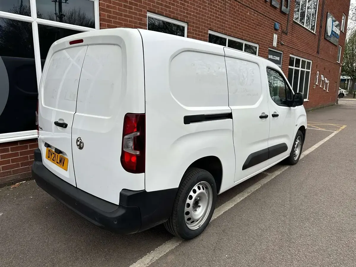Used Vauxhall Combo Edition 100 HP (73 kW) 2021 White MPV