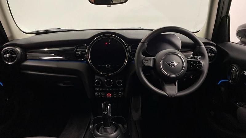 Używany Mini Cooper Classic 134 KM (98 kW) 2024 Srebrny Hatchback