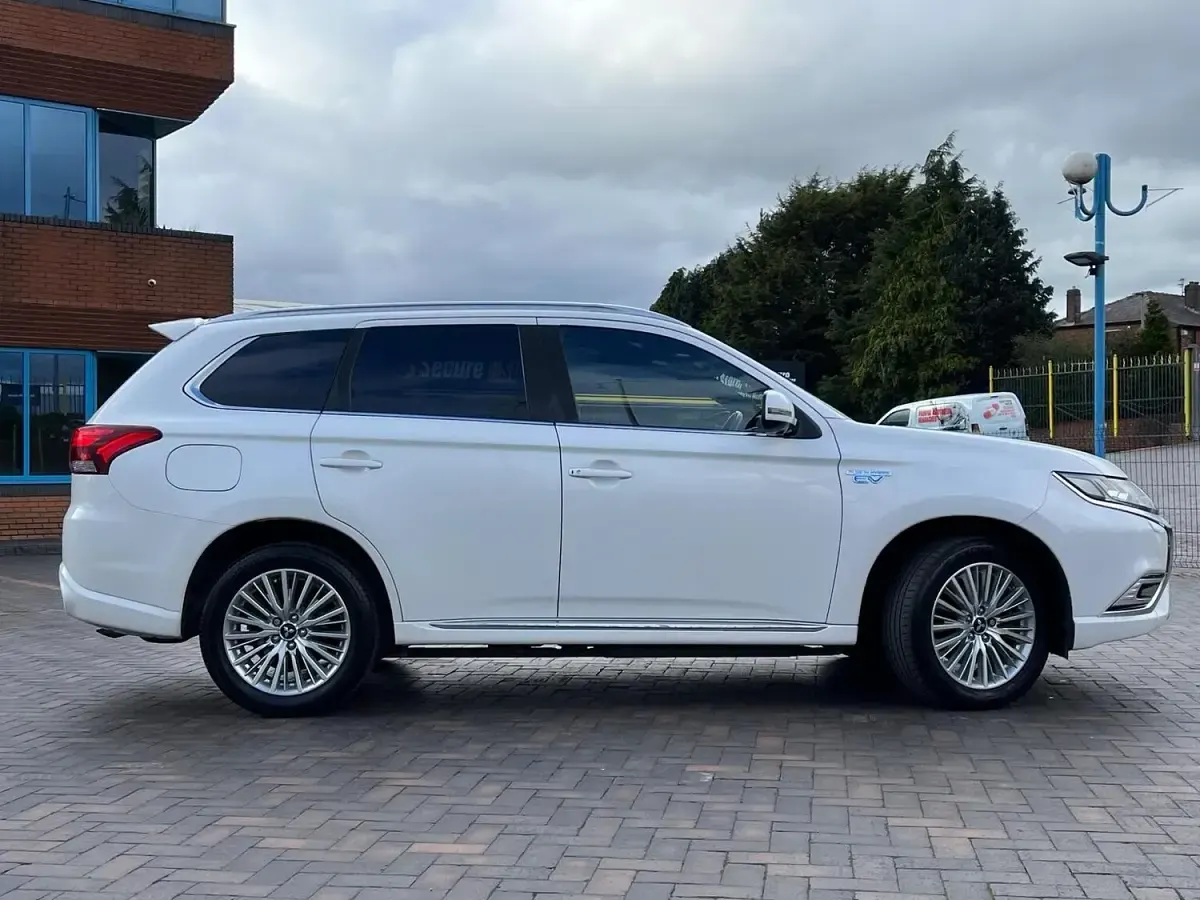 Used Mitsubishi Outlander P-HEV 2019 White SUV
