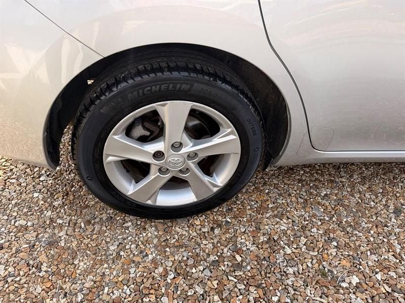 Used Toyota Auris 2010 Silver with dark interior trim Hatchback