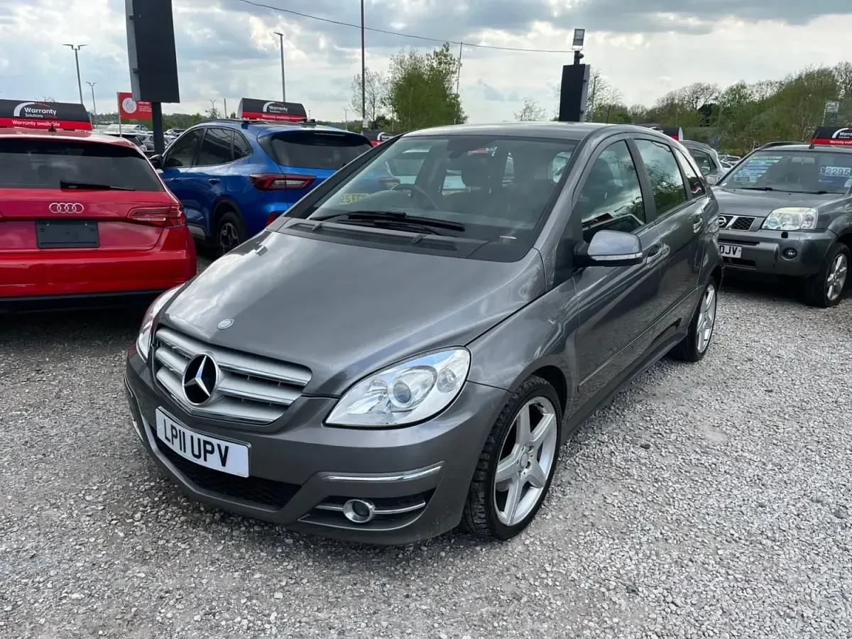 Usado Mercedes B200 2011 Cinzento Monovolume