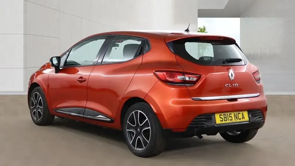 Used Renault Clio Dynamique 75 HP (55 kW) 2015 Red Hatchback