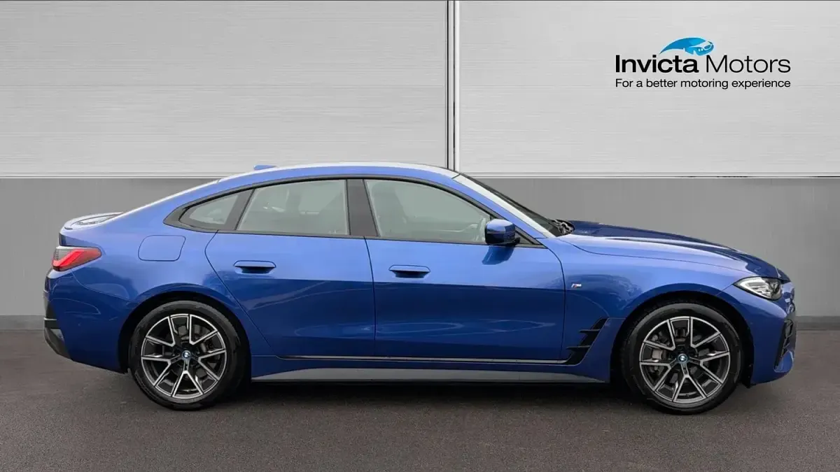 Usado BMW i4 M Sport 250 kW (340 CV) 2023 Azul Berlina
