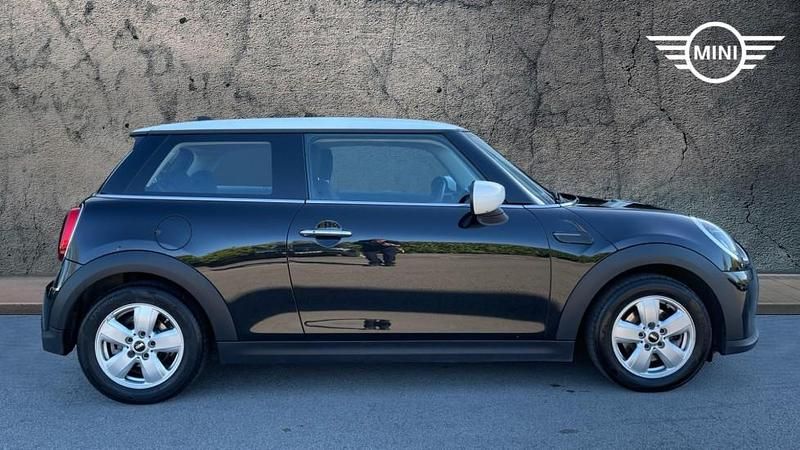 Usado Mini Cooper Classic 134 HP (98 kW) 2023 Preto Citadino