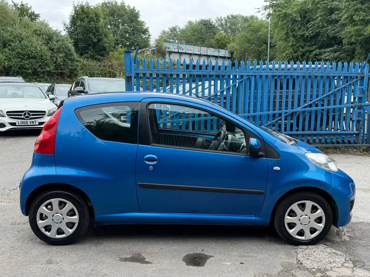 Used Peugeot 107 68 HP (50 kW) 2011 Blue Hatchback