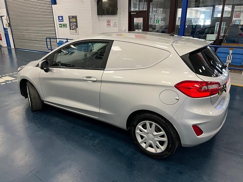 Käytetty Ford Fiesta 85 HP (62 kW) 2019 Hopea Viistoperä