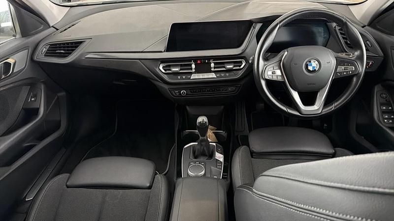 Used BMW 118 Sport Line 134 HP (98 kW) 2022 White Hatchback