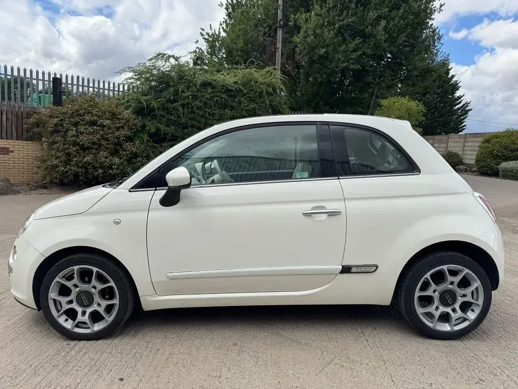 Used Fiat 500 Lounge 69 HP (50 kW) 2012 White Hatchback