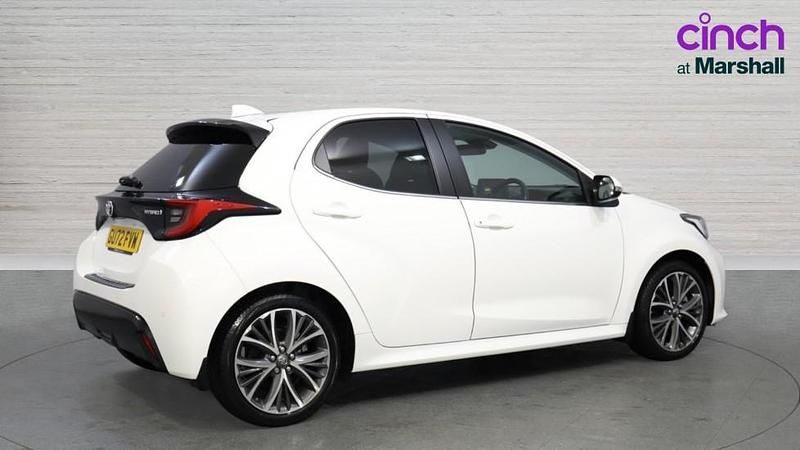 Used Toyota Yaris Hybrid 116 HP (85 kW) 2022 Pure white (solid paint)