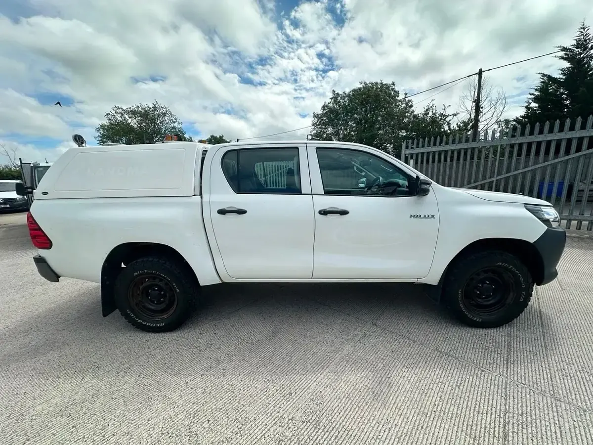 Used Toyota HiLux Active 150 HP (110 kW) 2019 White Pickup