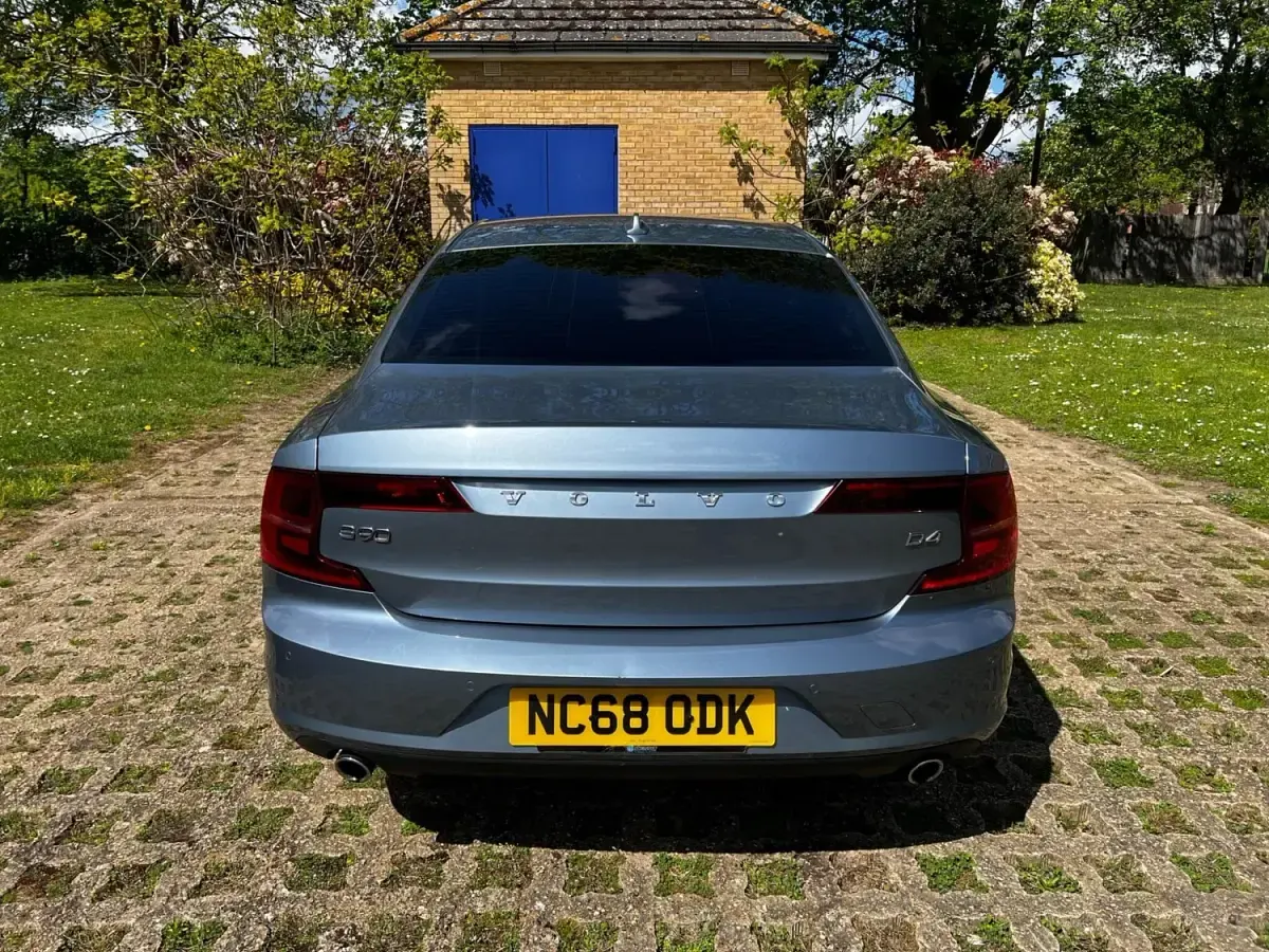 Usado Volvo S90 Momentum 190 HP (139 kW) 2019 Azul Sedan