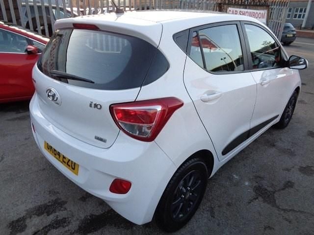 Used Hyundai i10 Premium 87 HP (63 kW) 2014 White Hatchback