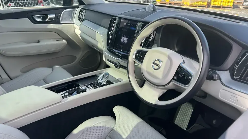 Used Volvo XC60 Ultra 250 HP (183 kW) 2024 Silver SUV