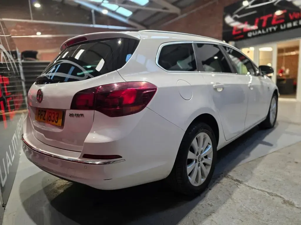 Used Vauxhall Astra S 165 HP (121 kW) 2013 White Estate