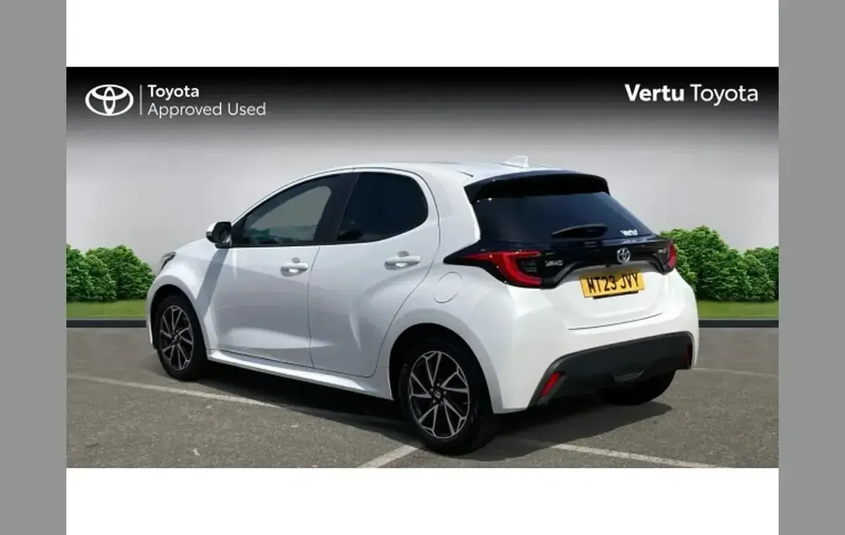 Used Toyota Yaris Design 113 HP (83 kW) 2023 White Hatchback