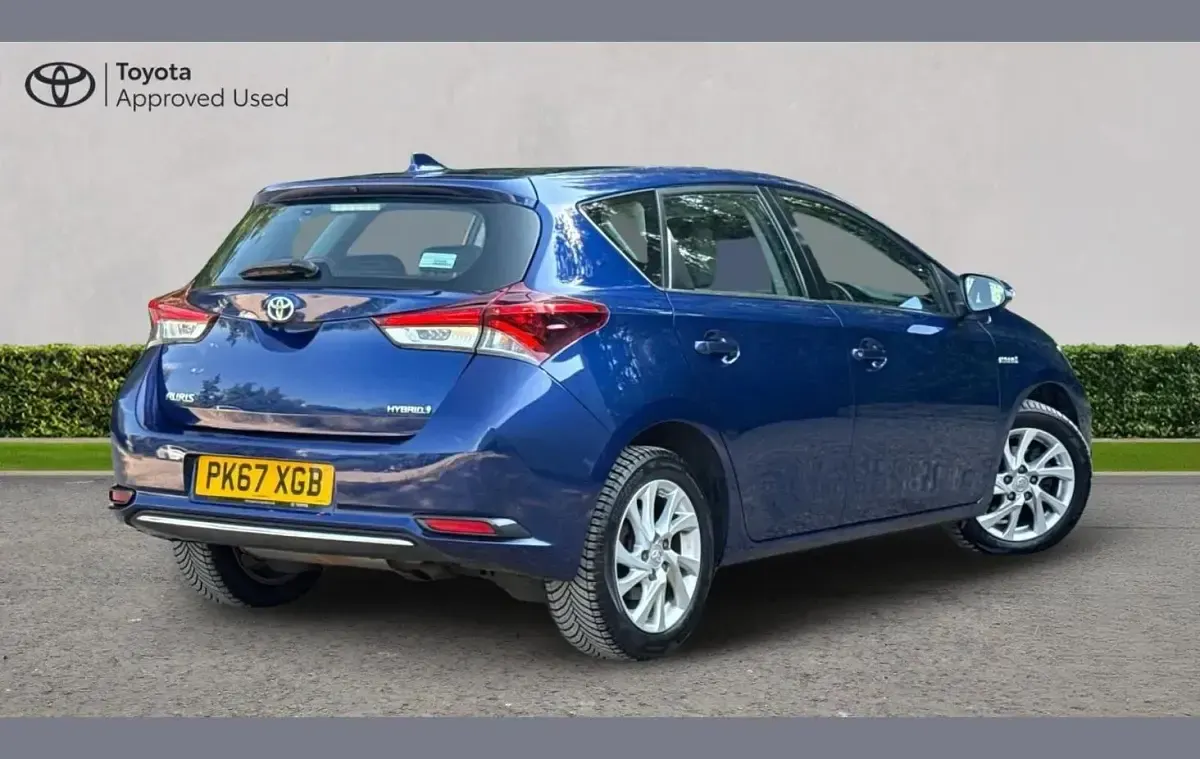 Used Toyota Auris Hybrid 134 HP (98 kW) 2017 Blue Hatchback