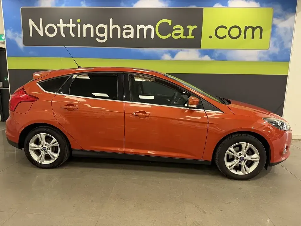 Used Ford Focus Zetec 105 HP (77 kW) 2012 Red Hatchback